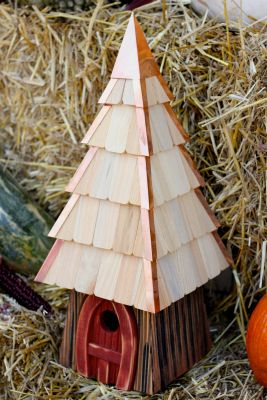 Heartwood Lord of the Wing Bird House - Redwood 195C